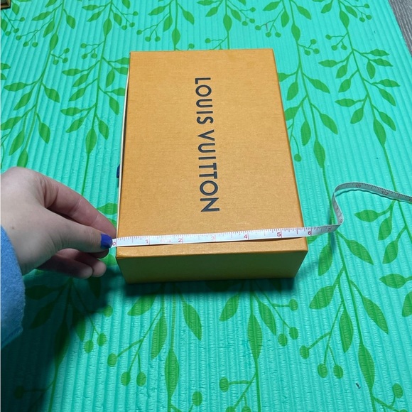 Empty box - Picture 3 of 3